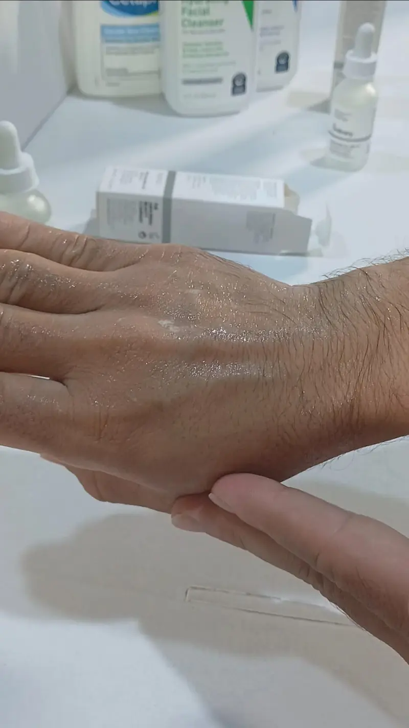 Fake The Ordinary Niacinamide serum showing far less foam than the original, mostly heavy water on the skin